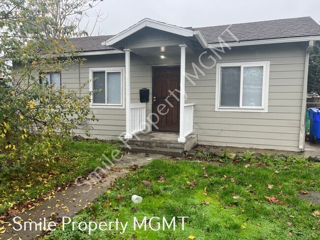 Building Photo - A nice house with 3 beds rooms and 1.5 baths.