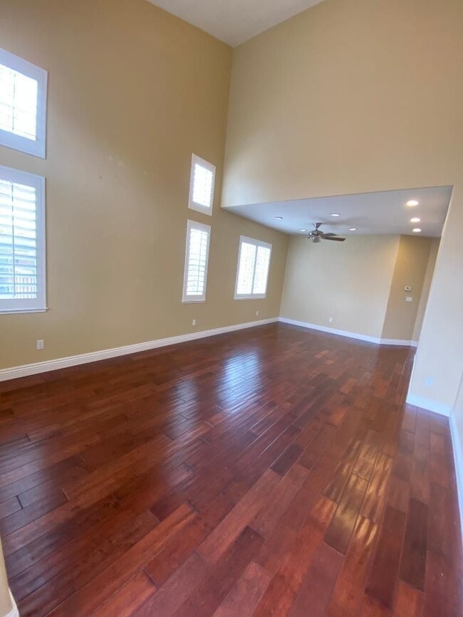 Building Photo - 4 Bed 2.5 Bath Single Family Home In San R...