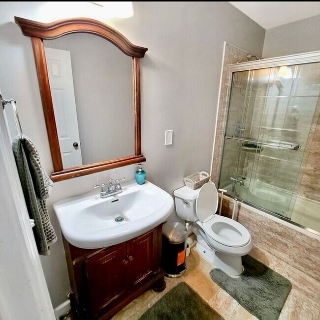 Building Photo - Amazing 5 BR/3.5 BA Single-Family Home in ...