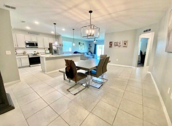 Building Photo - 708 Corbin Cir SW