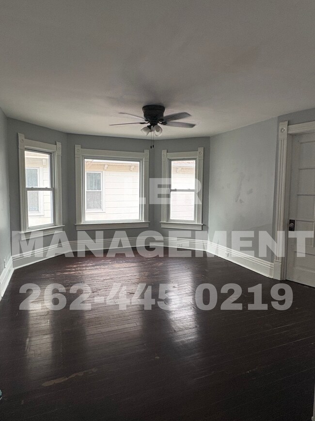 Building Photo - Spacious 3 Bedroom Upper!