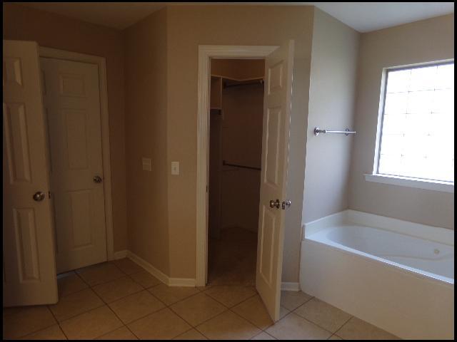 Building Photo - 303 Hidden Meadows Dr