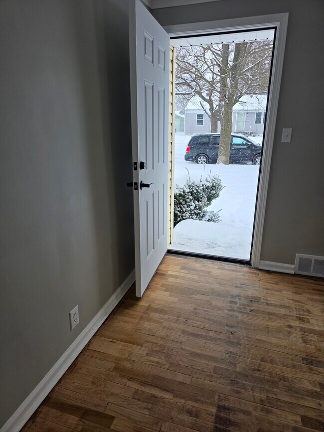 Building Photo - 4813 Greenlawn Dr