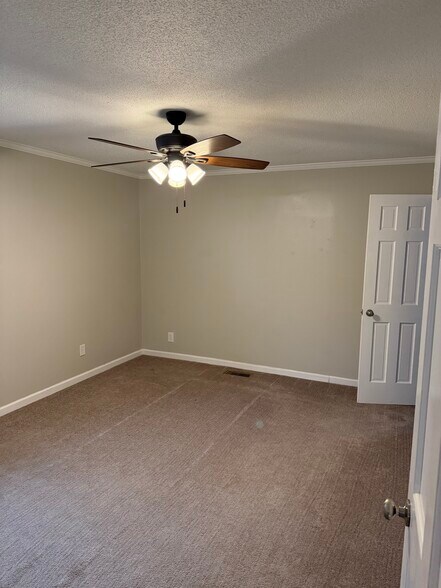 Building Photo - 433 Bridle Trace Dr