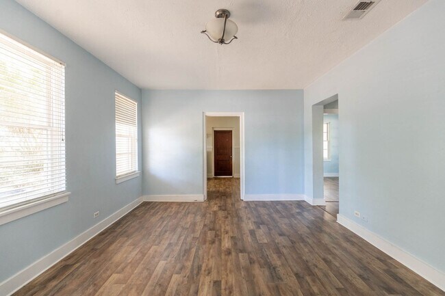 Building Photo - BILOXI - ADORABLE LITTLE COTTAGE - CLOSE TO KEESLER AND THE BEACH