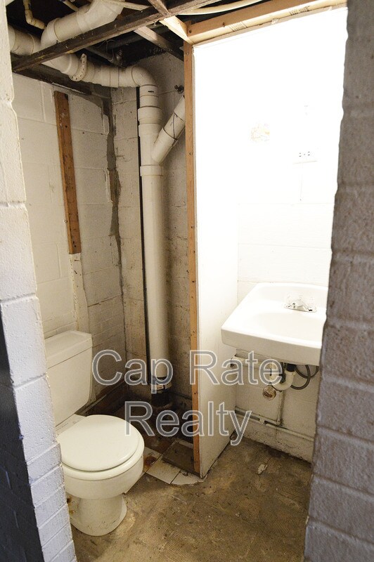 Building Photo - 216 Cherrington Rd