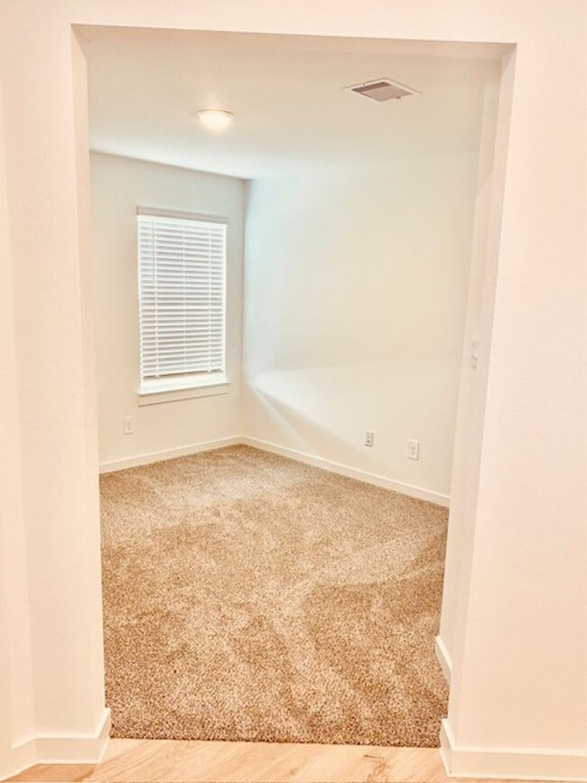 Building Photo - Grand Entry W/High Ceilings! Gorgeous Ligh...