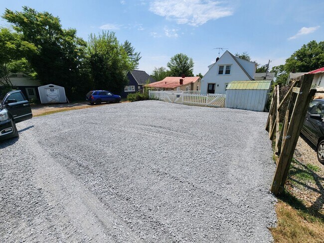 Building Photo - 2 Bedroom || 1 Bathroom House - Newly Reno...
