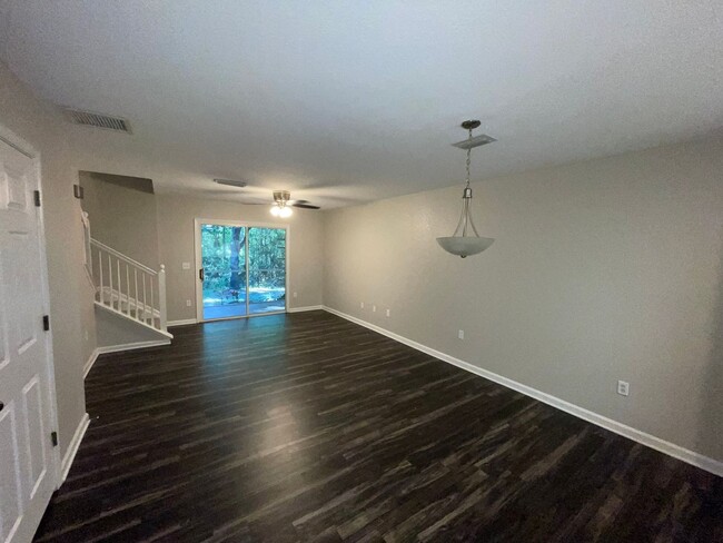 Building Photo - 2 bedroom 2.5 bath Townhome with 1 car att...