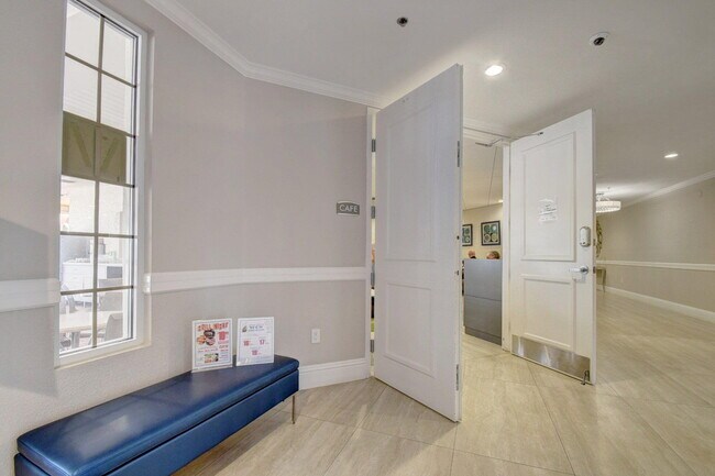 Building Photo - 5475 Verona Dr