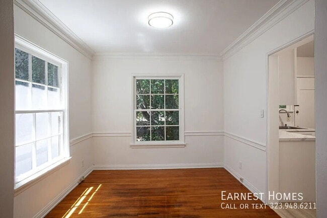 Building Photo - 127 N Doheny Dr