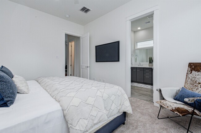 Building Photo - 1131 W 17th St