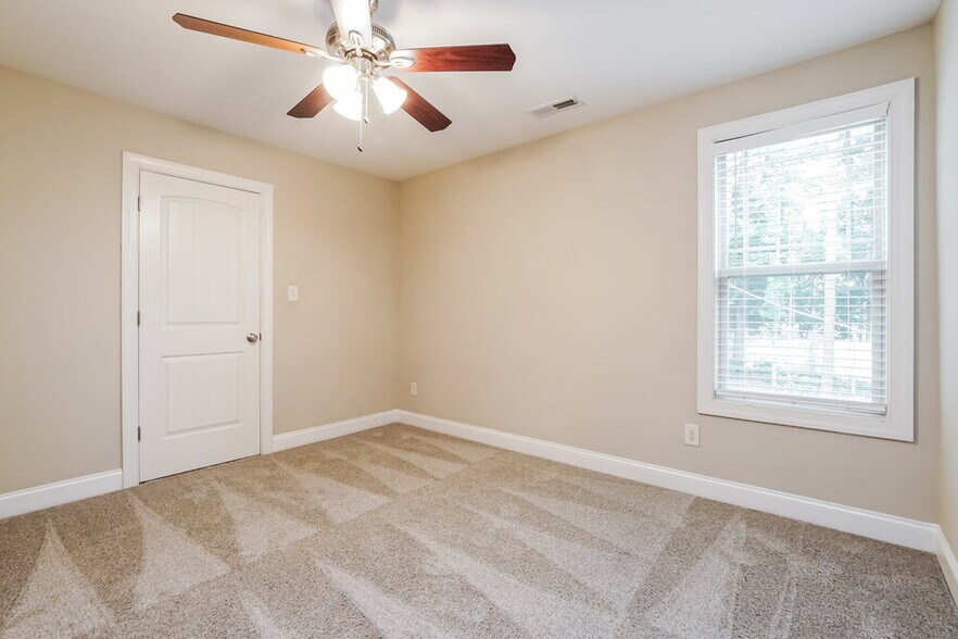Building Photo - 647 Airedale Trail
