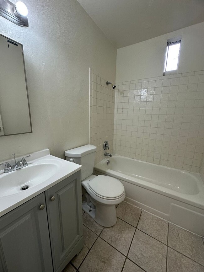 Building Photo - Studio