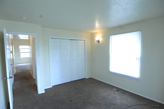 Building Photo - Great 4 Bedroom Now Available