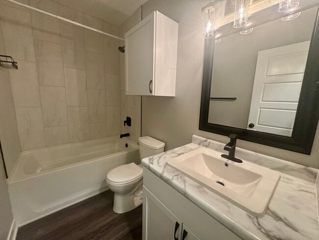 Building Photo - ** SECURITY DEPOSIT SPECIAL** 5 bedroom 3 bath in SW Lincoln