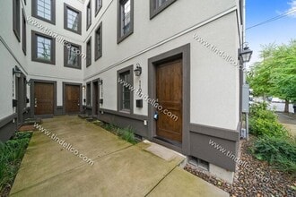 Building Photo - Sleek 3-Level Townhome in Hosford-Abernethy – Pet Friendly with W/S/G Included!