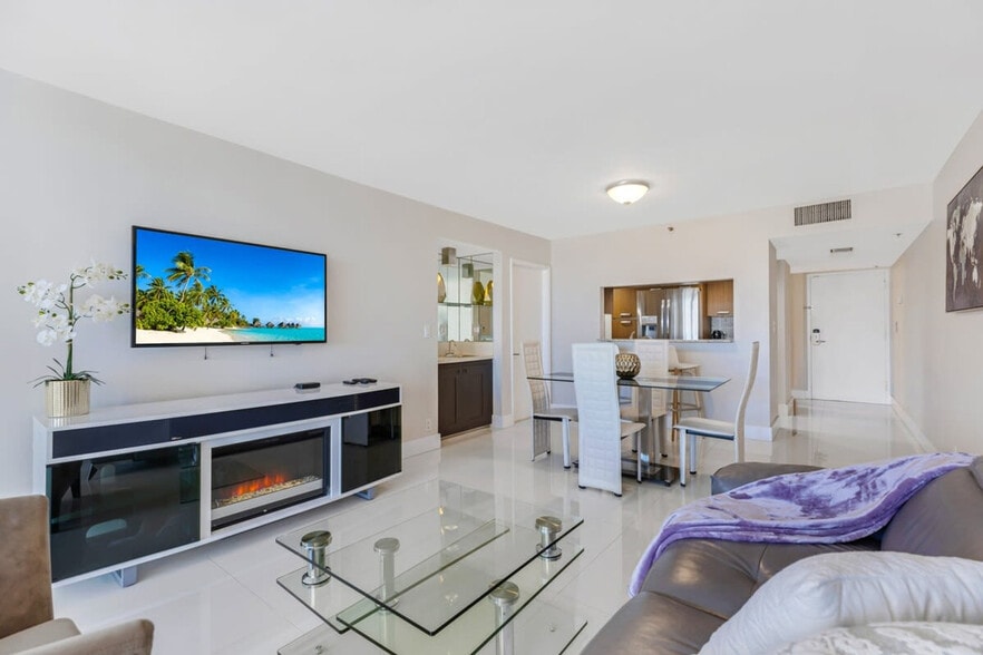 Building Photo - 1717 N Bayshore Dr