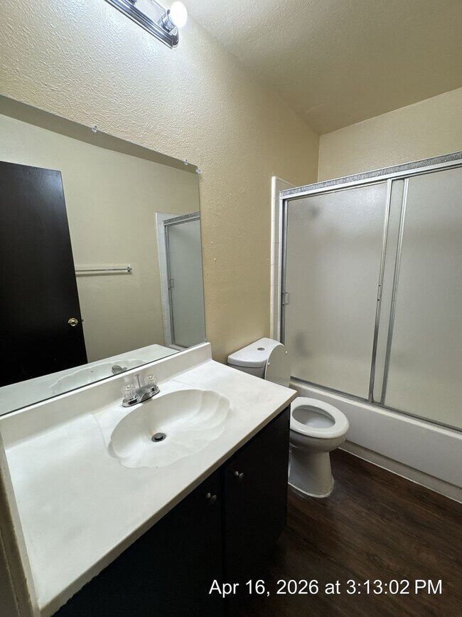 Building Photo - Downstairs Unit Move in Ready!