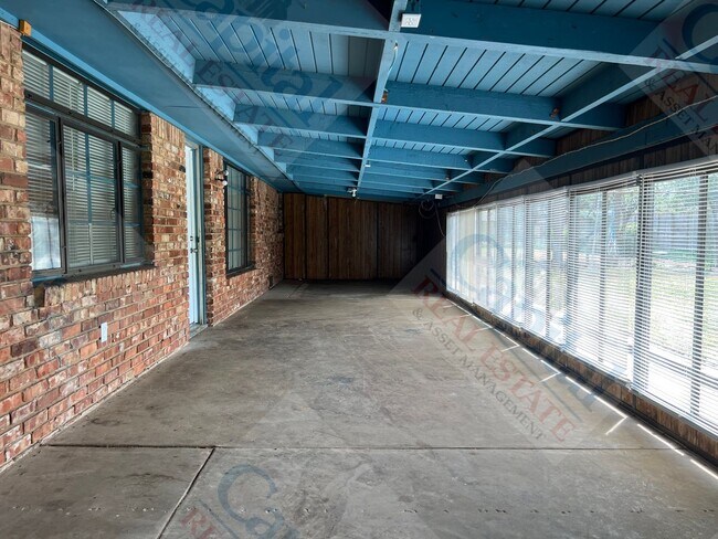 Building Photo - Spacious Home With Classic Charm