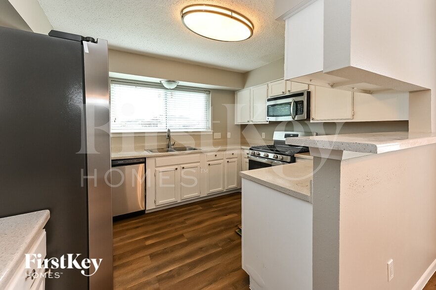 Building Photo - 10811 Forest Leaf Dr