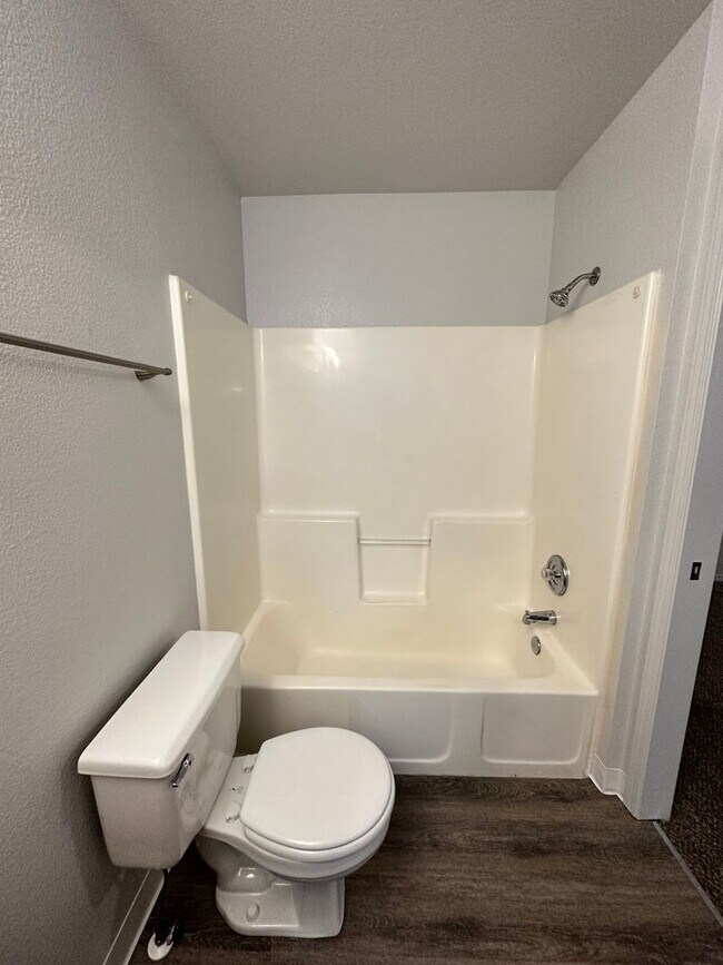 Building Photo - Newly renovated in 2024 2 bedroom 2 bathroom apartment available soon.