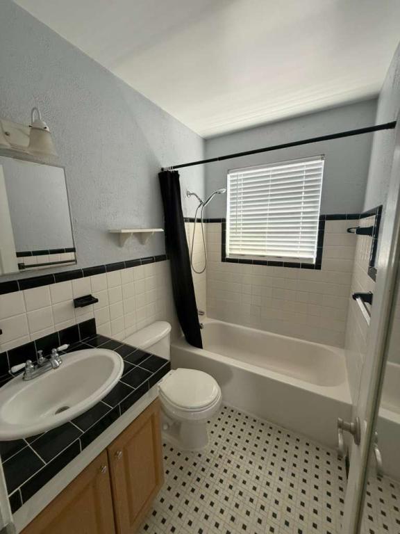 Building Photo - 140 Frazar Rd