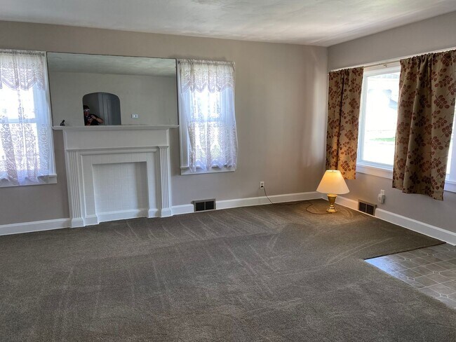 Building Photo - 2 bedroom and 2 bath house for rent