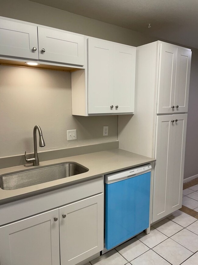 Building Photo - 825 San Saba Dr