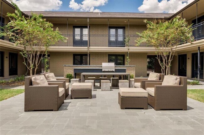 Building Photo - 1410 Hyde Park Blvd