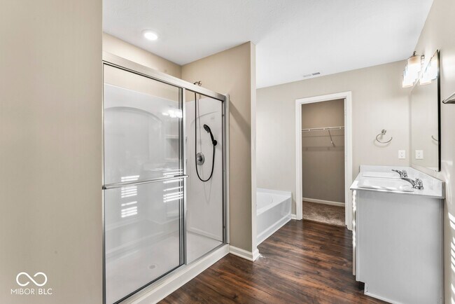 Building Photo - 6874 Nottingham Ln