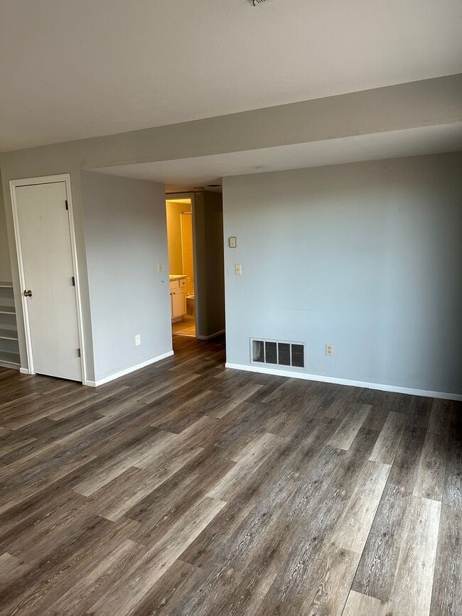 Building Photo - 1185 S Gilbert St