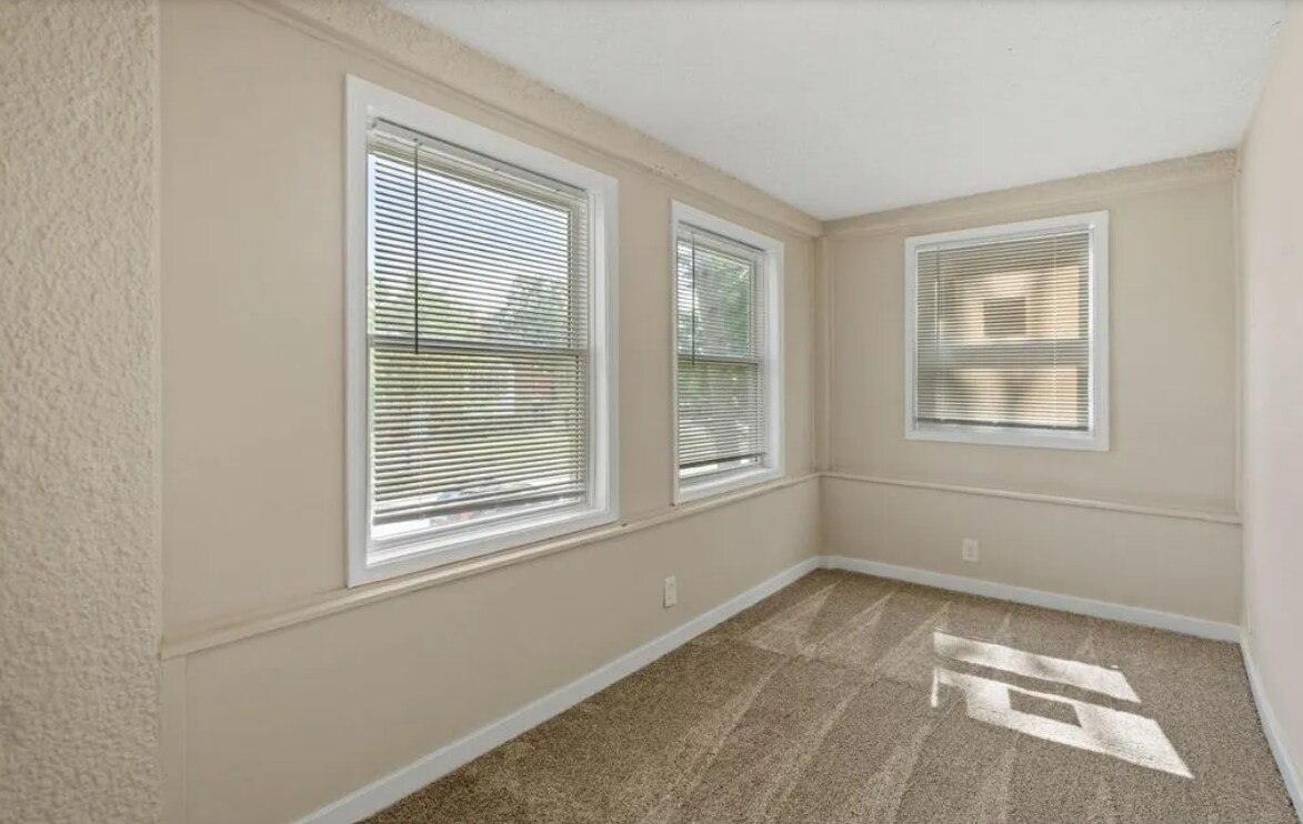 Building Photo - 2915 Lyndale Ave N