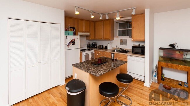 Building Photo - 2543 N Southport Ave