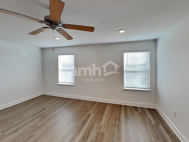 Building Photo - 2909 20th Ave W