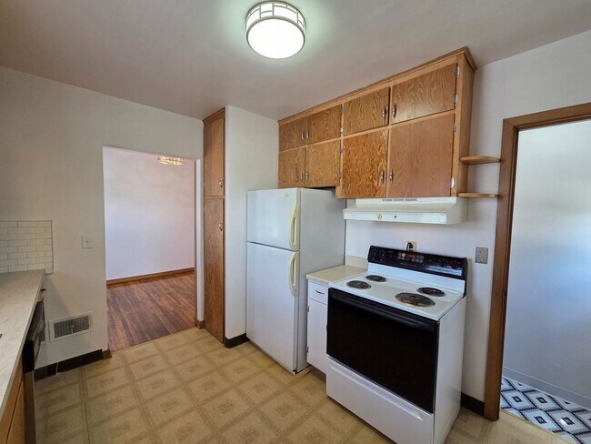 Building Photo - 4 Bedroom remodeled House Cedar Falls