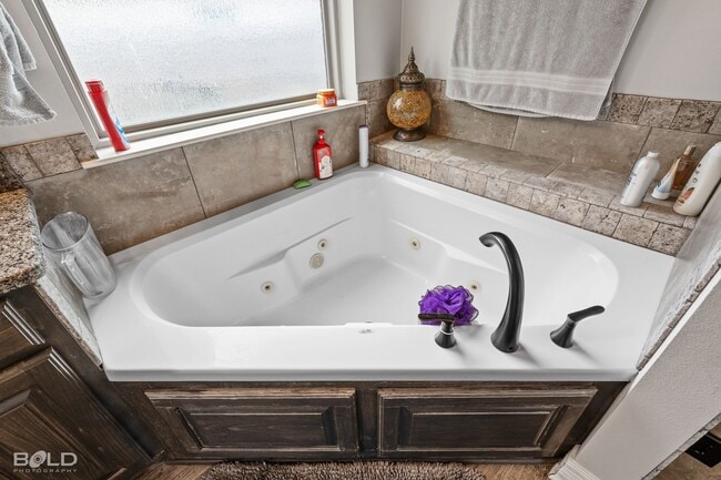 Building Photo - MOVE IN SPECIAL HALF OFF FIRST MONTHS RENT