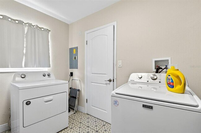 Building Photo - 1625 Madrid Dr