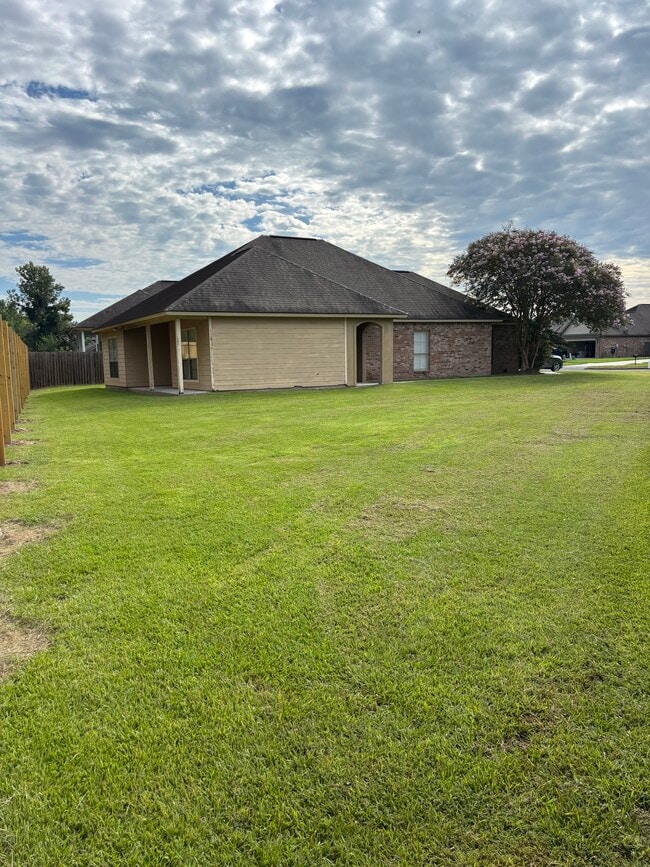 Building Photo - 3460 Northlake Ave
