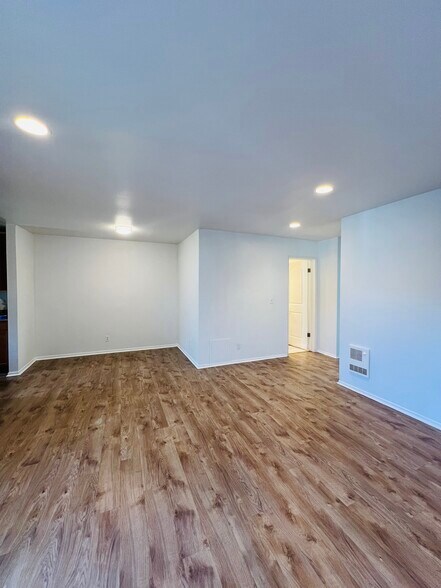 Building Photo - 1676 Maple Ave