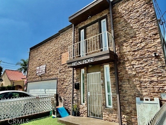 Building Photo - 815 N Rose Ave