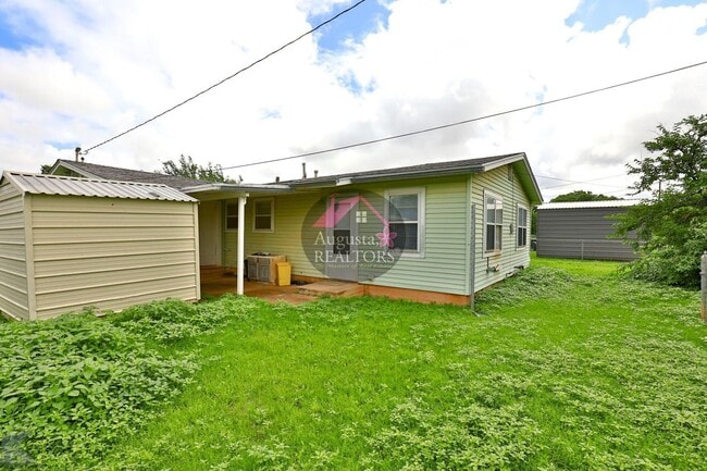Building Photo - 3 Bedroom With Fresh Updates!