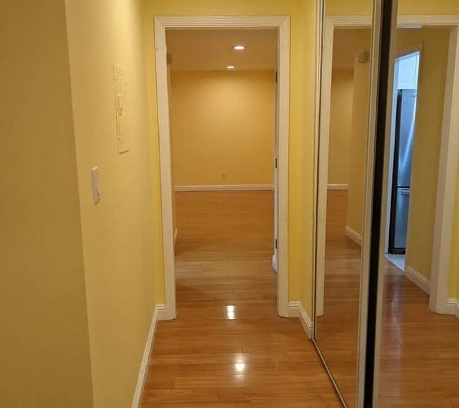 Building Photo - 7150 Rainbow Dr