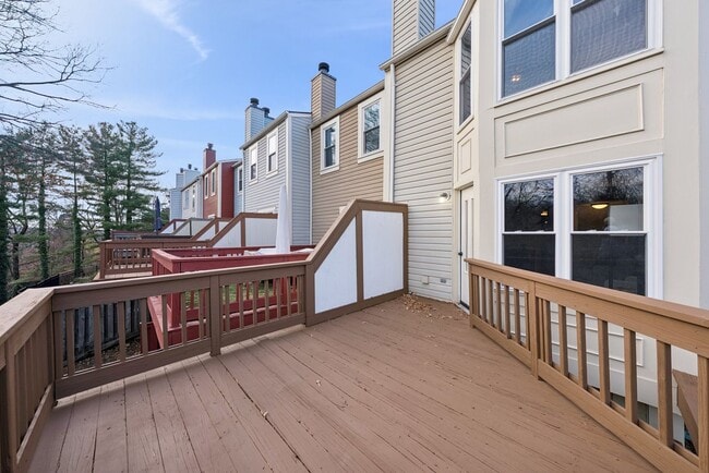 Building Photo - Welcome home to this beautifully updated end-unit townhome in the heart of Kingstowne — one of No...