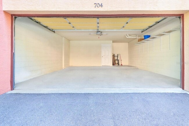 Building Photo - 704 Seagate Dr