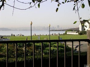 Building Photo - The Shores