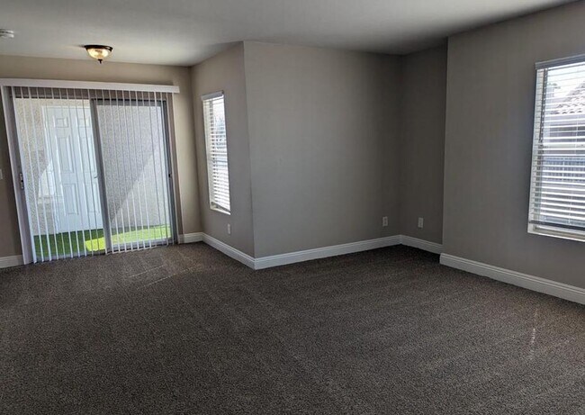 Building Photo - Bright spacious condo near Sunrise Mountain
