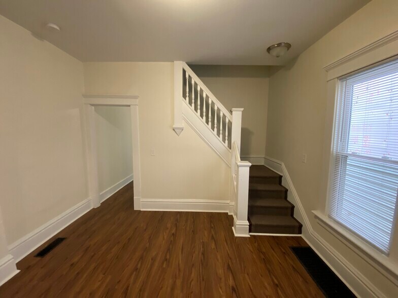 Building Photo - 82 Dana Ave