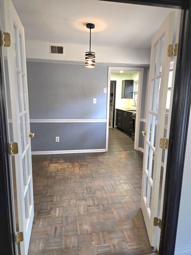 Building Photo - Spacious Five Bedroom