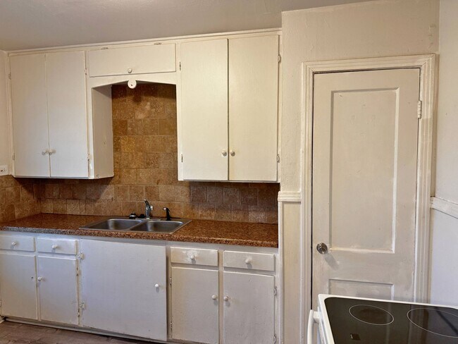 Building Photo - Charming 2 Bed, 1 Bath Home Close To MSU